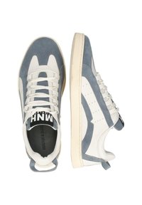 Sneaker bianche e azzurre chiaro con materiale in camoscio e pelle, design con lacci, suola bianca a contrasto e logo sulla linguetta.