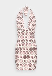 Vestido com decote halter em V profundo, apresentando um padrão geométrico vermelho e branco e uma silhueta ajustada. Tecido texturizado com fecho em laço nas costas.