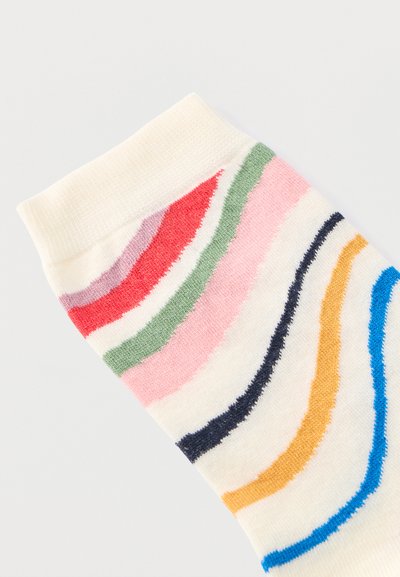 Μανσέτα κάλτσας με πολύχρωμες κυματιστές ρίγες σε κόκκινο, πράσινο, ροζ, μαύρο, κίτρινο και μπλε σε λευκό φόντο.