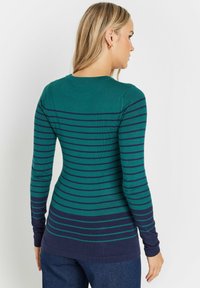 Gestreifter Langarmpullover in Teal und Navy, mit horizontalen Streifen, einem runden Halsausschnitt und einer taillierten Passform.