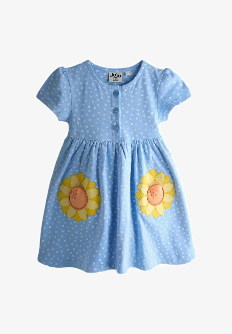 Hellblaues Kleid mit kurzen Ärmeln, verziert mit weißen Blumenmustern. Auf der Vorderseite befinden sich zwei große Sonnenblumen-Applikationen.