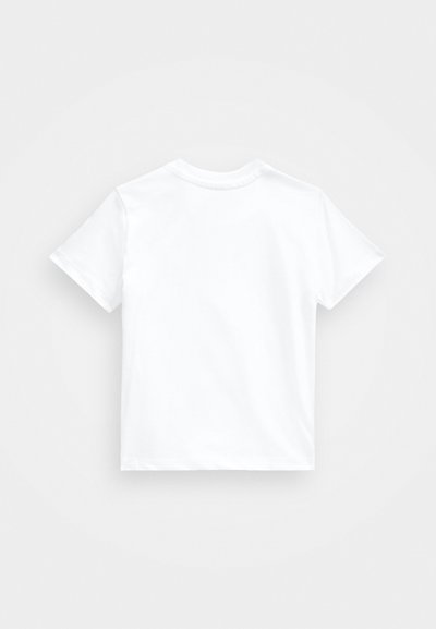 Lihtne valge lühikeste varrukatega T-särk tagantvaates helehallil taustal.