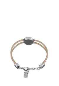 Pulsera de cuero beige con detalles de metal de tono plateado, con un centro ovalado y un pequeño colgante con forma de candado unido a un eslabón de cadena.