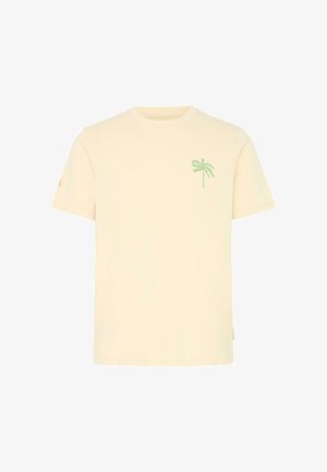 Camiseta beige de manga corta con un pequeño diseño de palmera verde en el pecho izquierdo y un logo en la manga izquierda.