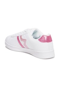 Biała tenisówka wykonana z gładkiego materiału przypominającego skórę, z różowymi brokatowymi akcentami z tyłu i po boku oraz klasycznym wiązaniem na sznurowadła.