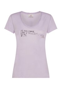 Camiseta de manga corta y escote en v de color lavanda en tejido suave, con un diseño impreso en negro que incluye el texto “A MEDIDA QUE BAILAN CORP DE BALLET.”