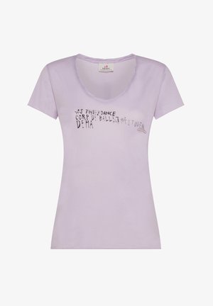 Tricou scurt din lavandă, cu mânecă scurtă și gât în V, dintr-un material moale, având un design imprimat negru cu textul "AS THEY DANCE CORP DE BALLET."
