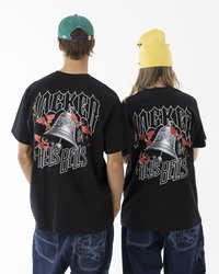 Musta puuvillapaita, jossa on teksti "JACKED HELL'S BELLS" ja kellokuvio, päällekkäin seisovilla kahdella henkilöillä, jotka katsovat poispäin.