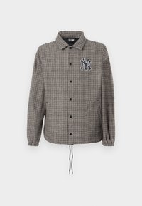 Jachetă cu model houndstooth în nuanțe de gri și negru, cu închidere cu butoane în față, manșete elastice și un logo brodat pe piept.