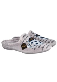 Zapatillas grises y esponjosas con un diseño de taza de té, que presentan acentos en negro y azul y patrones de texto. Material suave y estilo de fácil puesta.