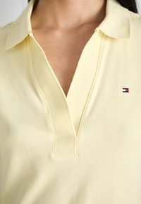 Tommy Hilfiger SLIM OPEN DRESS - Dnevna haljina - lemon zest