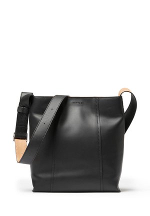 Svart läder crossbody-väska med en strukturerad design, justerbar rem och detaljer i äkta läder. Utrustad med subtila sömnadsdetaljer.