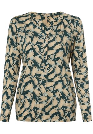 Langarmshirt mit V-Ausschnitt, das ein abstraktes Pinselstrichmuster in Creme und Hellblau auf einem dunkelgrünen Hintergrund zeigt.