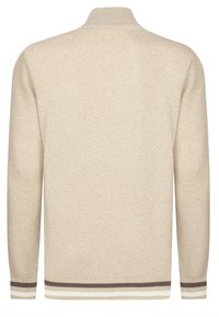 Beżowy sweter dziany z teksturowanym wzorem. Posiada wysoki kołnierz oraz ściągacze przy mankietach z brązowymi i kremowymi paskami na dole.