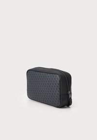 Funda rectangular negra con un patrón gris texturizado, bordes lisos, cierre de cremallera y material resistente. Diseño compacto con una forma práctica.