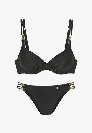 Melns bikini komplekts ar strukturētu, gludu audumu. Augšdaļai ir regulējamas divkāršas siksnas ar zelta akcentiem, bet apakšdaļā ir izgriezumi.