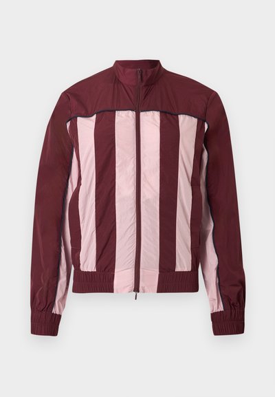 Mørkerød og lyserød stribet jakke lavet af letvægtsmateriale, med lynlås foran, høj krave og elastiske manchetter og kant.