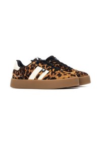Zapatillas de ante con estampado de leopardo, cordones negros, rayas blancas y suelas de goma marrón. Presentan un diseño de corte bajo y una lengüeta acolchada.