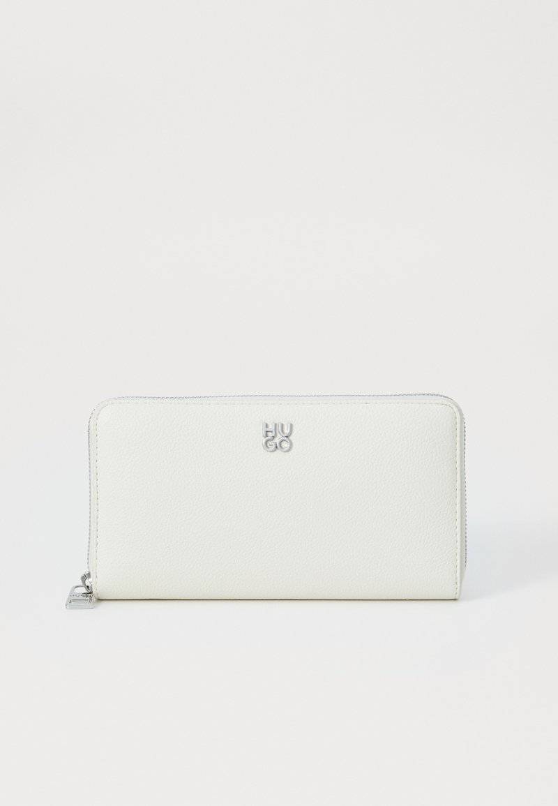 Portefeuille zippé en cuir blanc avec surface texturée, logo HUGO argenté à l'avant et surpiqûres le long des bords.