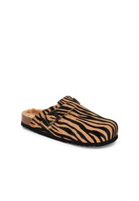 Pantoffels met een tijgerstrepenpatroon in bruin en zwart, gemaakt van een vachtachtig materiaal. Voorzien van een zwarte gesp en een gestructureerde zwarte zool.