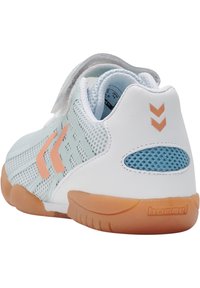 Chaussure de sport bleu clair avec une tige en maille blanche, des accents orange et une semelle en caoutchouc beige. Équipée d'une sangle Velcro pour la fermeture.