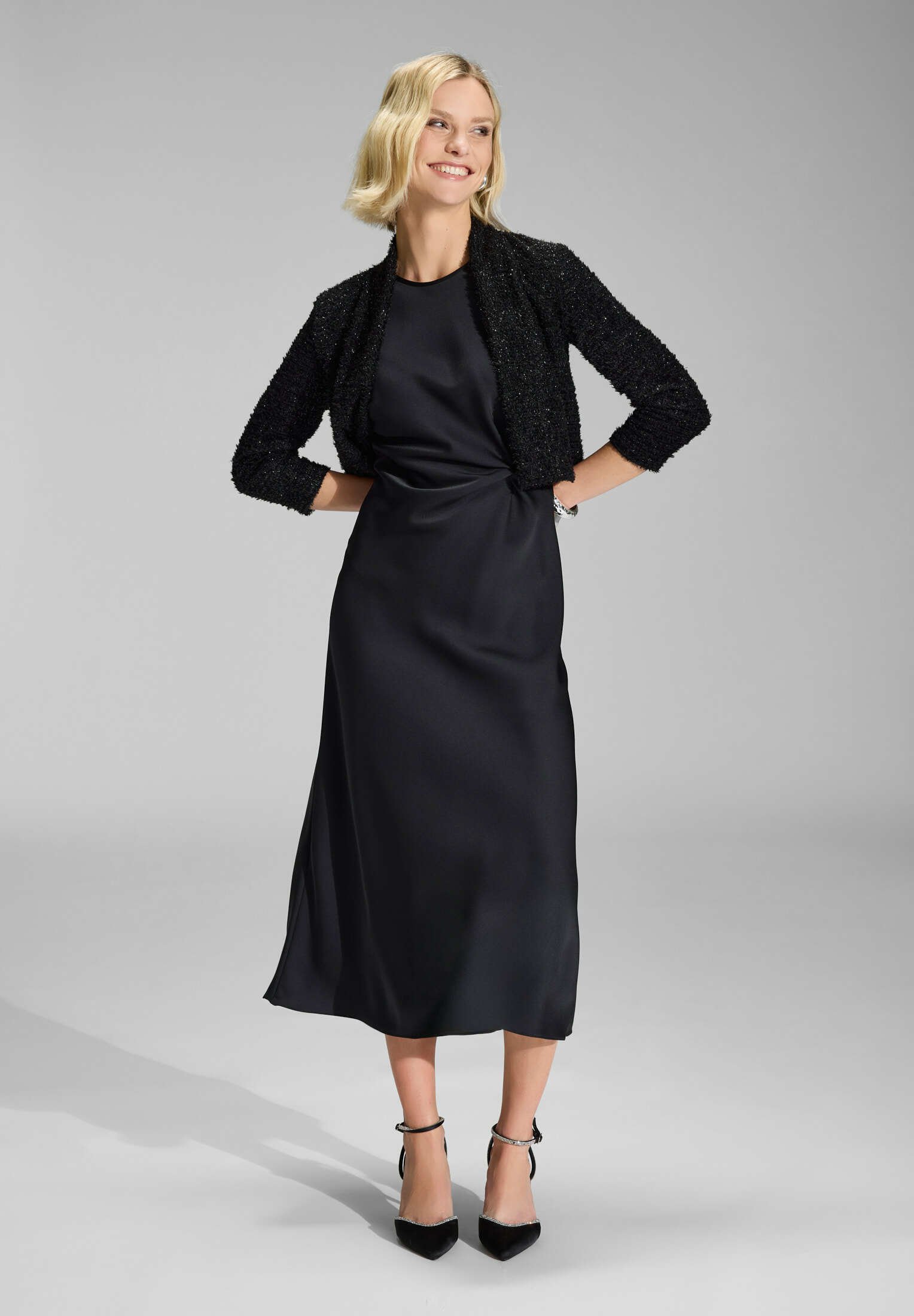 Vera Mont Damen Bolero 0037/4808 – Kurzärmlige Stretchjacke In Schwarz, Größe 42
