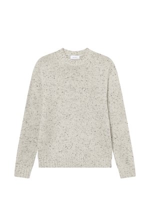 Világosszürke kötött pulóver kerek nyakkivágással, hosszú ujjal és pettyes textúrával. Bordás mandzsetták és szegély; címke látható a nyakkivágásnál.