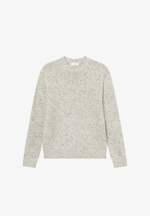 Gai pelēks adīts džemperis ar apaļu kakla izgriezumu, garām piedurknēm un raibumu tekstūru. Riboto aproču un apakšmalas; etiķete redzama kakla izgriezumā.