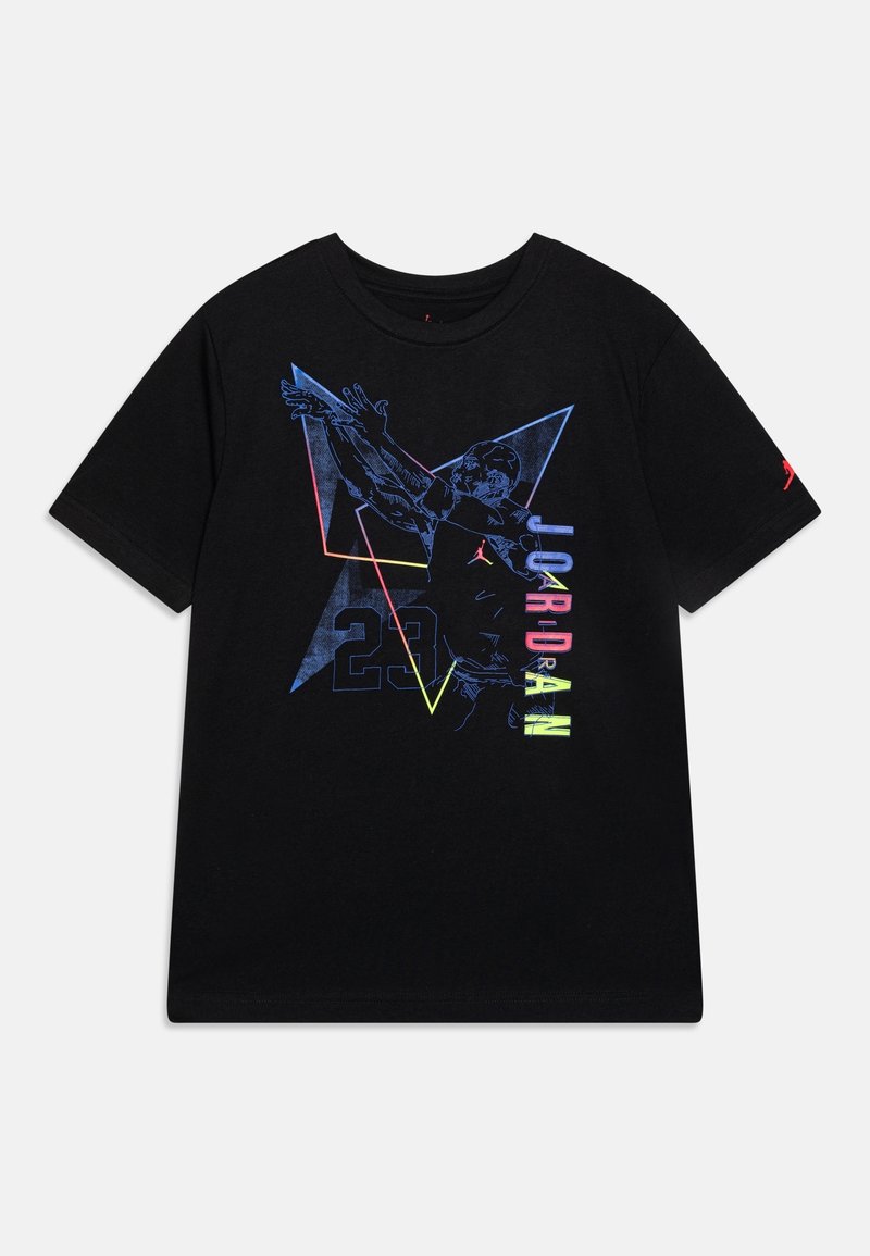 Camiseta de algodón negra con un gráfico multicolor de una figura saltando, texto "JORDAN" en colores brillantes y acentos geométricos.