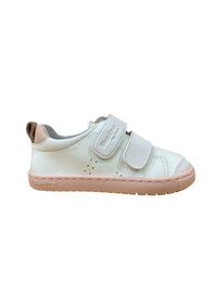 Zapatillas de cuero blanco con dos correas de Velcro, punta redondeada, parte superior texturizada y suela de goma rosa. Presenta costuras sutiles y logotipos.
