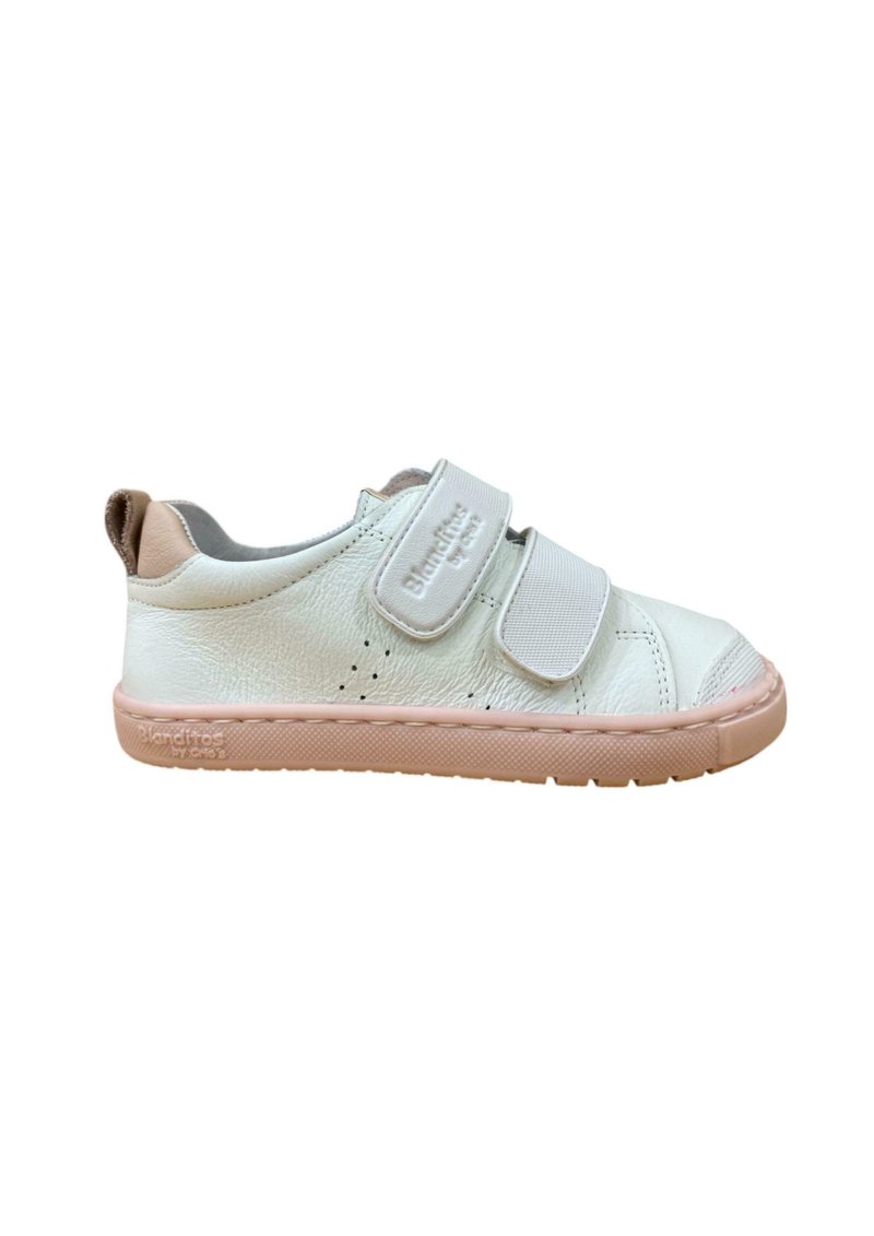 Zapatillas de cuero blanco con dos correas de Velcro, punta redondeada, parte superior texturizada y suela de goma rosa. Presenta costuras sutiles y logotipos.