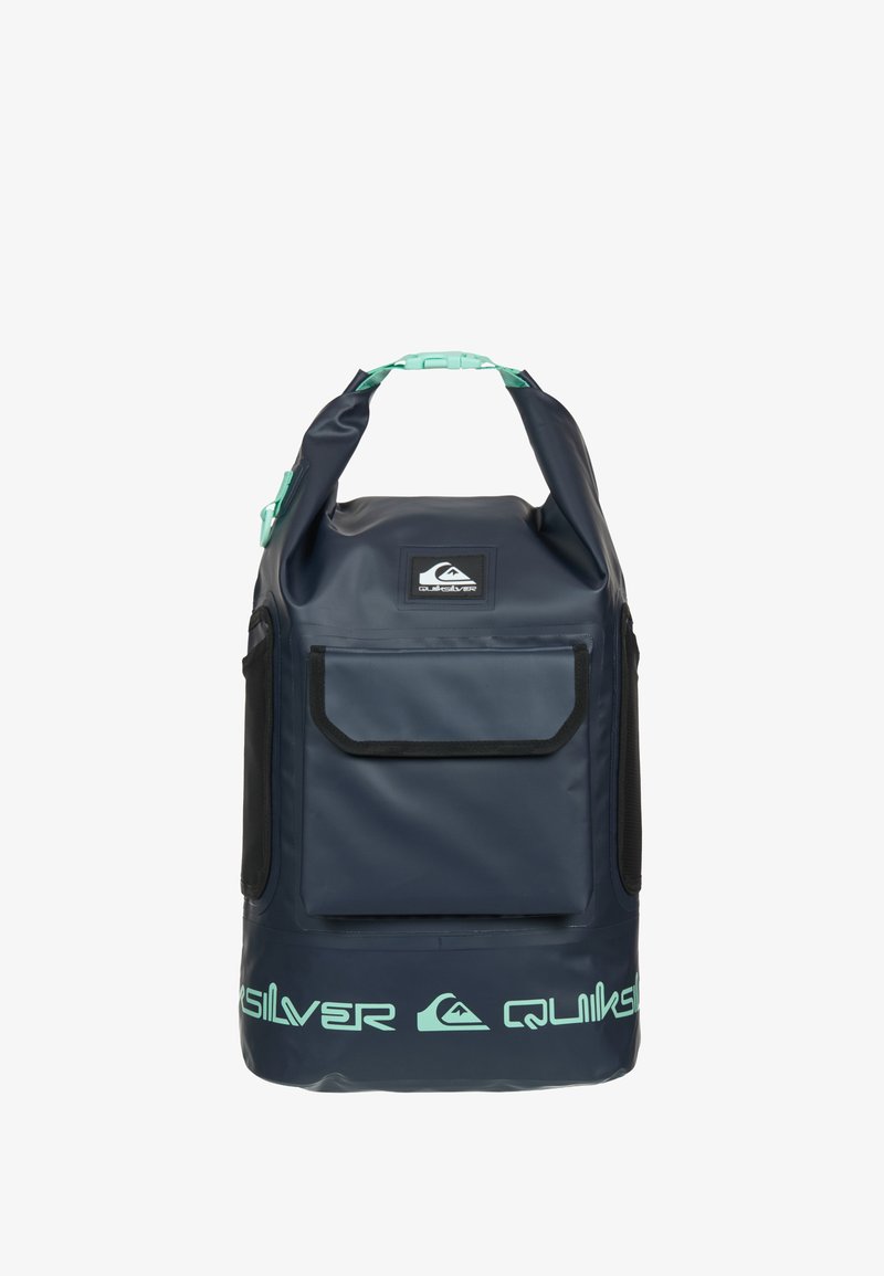 Sac à dos imperméable Quiksilver bleu foncé avec poche avant, fermeture roulante et poignées ainsi que des accents de logo vert menthe.