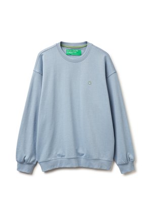 Sudadera azul claro hecha de una mezcla de algodón, con cuello redondo, mangas largas, puños de canalé y un pequeño logo verde en el pecho.