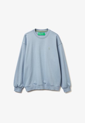 Sudadera azul claro hecha de una mezcla de algodón, con cuello redondo, mangas largas, puños de canalé y un pequeño logo verde en el pecho.