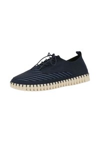 Zapatillas de ante azul marino con parte superior texturizada de tejido trenzado, puntera redonda y suela de goma crema con patrón estriado. Cierre con cordones en la parte superior.