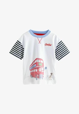 Camiseta blanca para niños con cuello azul, mangas a rayas negras y blancas, ilustración de un autobús de dos pisos rojo y dos perros en una parada de autobús.