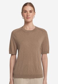 Beige kortærmet sweater med runde halsudskæring, ribbestrikkede manchetter og en let strikket tekstur, designet til en tætsiddende silhuet.