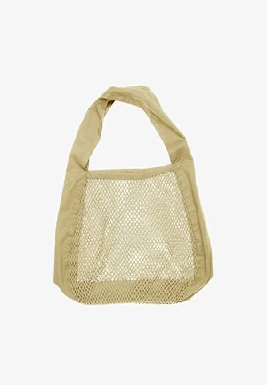 Beige återanvändbar bärväska med solid tyghandtag och mesh-del för att bära matvaror eller andra föremål.