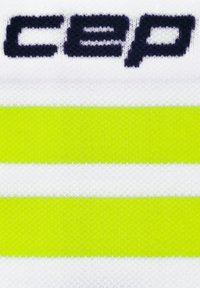 Calze a righe bianche e giallo neon con tessuto testurizzato e un logo "cep" prominente in blu scuro. Il design presenta strisce alternate.