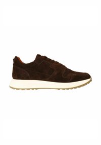 Bruine suède sneaker met een witte gestructureerde zool, voorzien van bruine veters en een gewatteerde kraag. Glad afwerking met subtiele stikdetails.