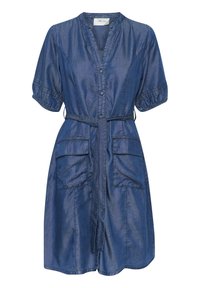Denim haljina s kratkim rukavima, prednjim kopčanjem na dugmad, dva prednja džepa, pojasom u struku i blago zakrivljenim rubom. Boja je srednje plava.