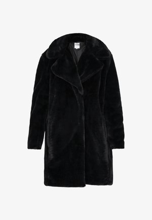 Cappotto lungo in pelliccia sintetica nera con ampio colletto, apertura frontale e due tasche laterali. Texture morbida, vestibilità ampia e senza chiusure visibili.