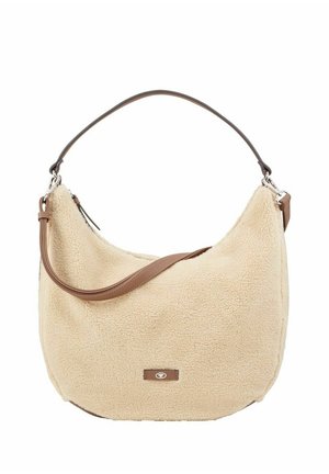 Sac à épaule en fausse fourrure couleur crème avec une bandoulière en cuir marron, mettant en valeur un accent en métal argenté et un patch logo.