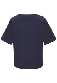 Mornarsko modra kratka majica s sproščenim krojem, izdelana iz mehkega bombaža, z okroglim izrezom in gladko teksturo.