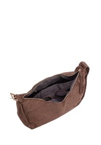 Borsa in suede marrone con chiusura a zip, due scomparti interni e una texture liscia. L'esterno presenta minimi dettagli hardware.