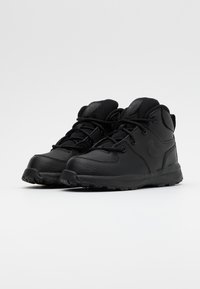 nike manoa noir