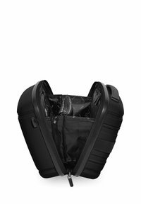 Schwarze Hartschalen-Reisetasche mit strukturiertem Außenmaterial, Reißverschlussöffnung und zwei Fächern; das Innere ist mit schwarzem Stoff ausgekleidet.