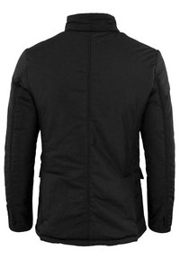 Chaqueta acolchada negra con cuello alto, textura lisa, corte ajustado y botones decorativos en los puños. Sin logotipos visibles de la marca.