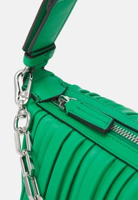 KARL LAGERFELD K/KUSHION SM SHOULDERBAG - Mala de mão - green