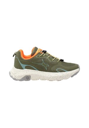 Scarpa da ginnastica sportiva verde e arancione con motivo a stella azzurra chiara, suola spessa bianca screziata e sistema di chiusura veloce con lacci su sfondo bianco.